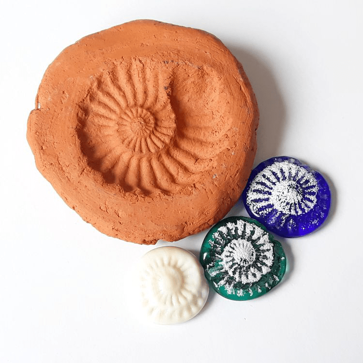 Armband mit handgedrehter Glasperle mit Schneckenabdruck