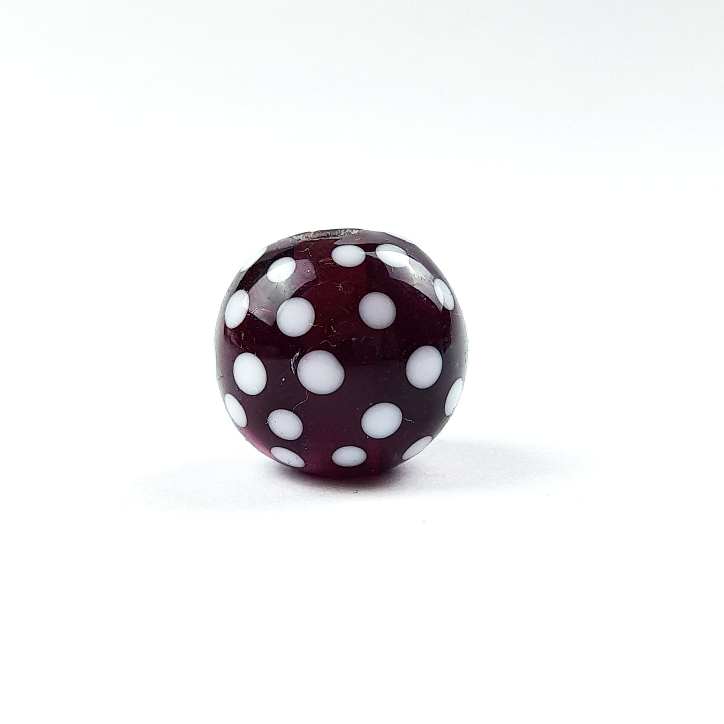 handgefertigte Glasperle lila Punkte