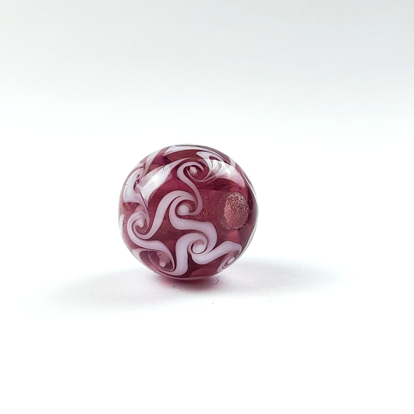handgefertigte Glasperle lila Wirbel